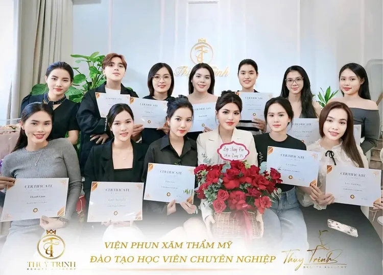 Lễ tốt nghiệp và trao chứng chỉ học viên PMU tại Thùy Trinh Beauty Academy