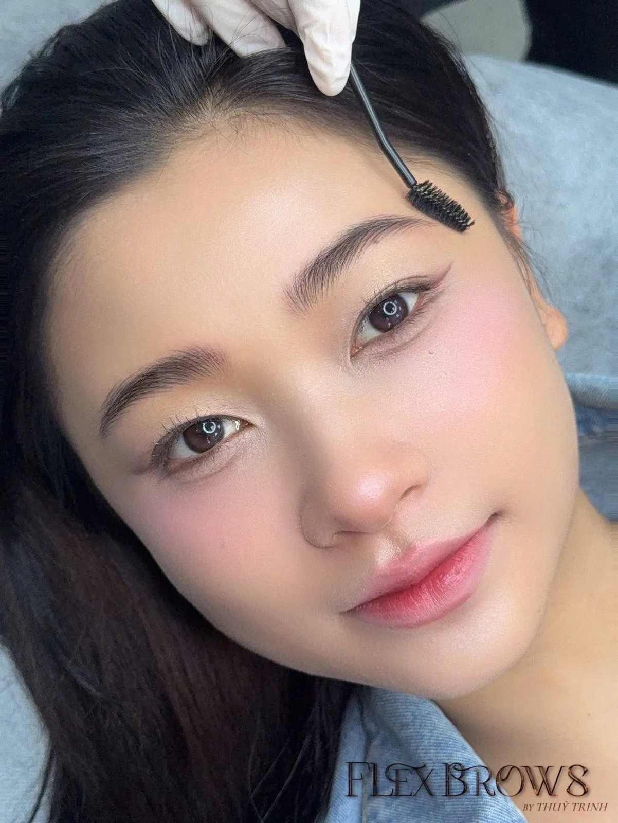Hoàn thiện cặp chân mày sợi FLEXBROWS mềm mại trên gương mặt khách hàng trẻ