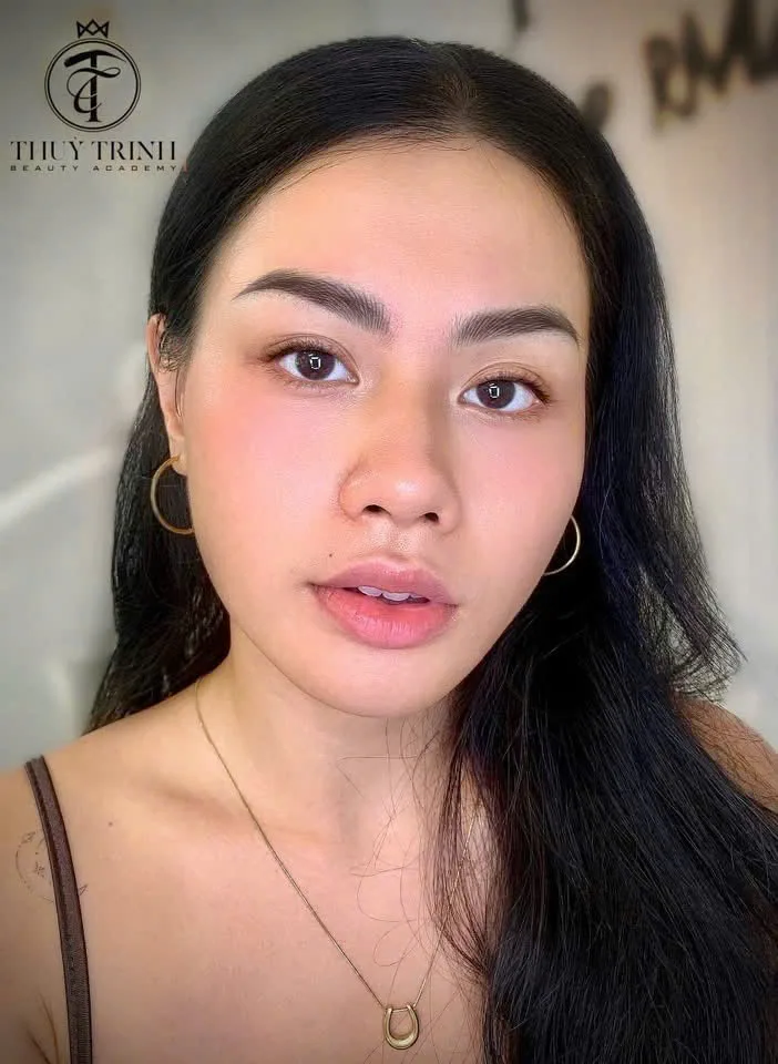 Vẻ đẹp cuốn hút, hiện đại của khách hàng trẻ với cặp chân mày sợi bay và bờ môi căng mọng