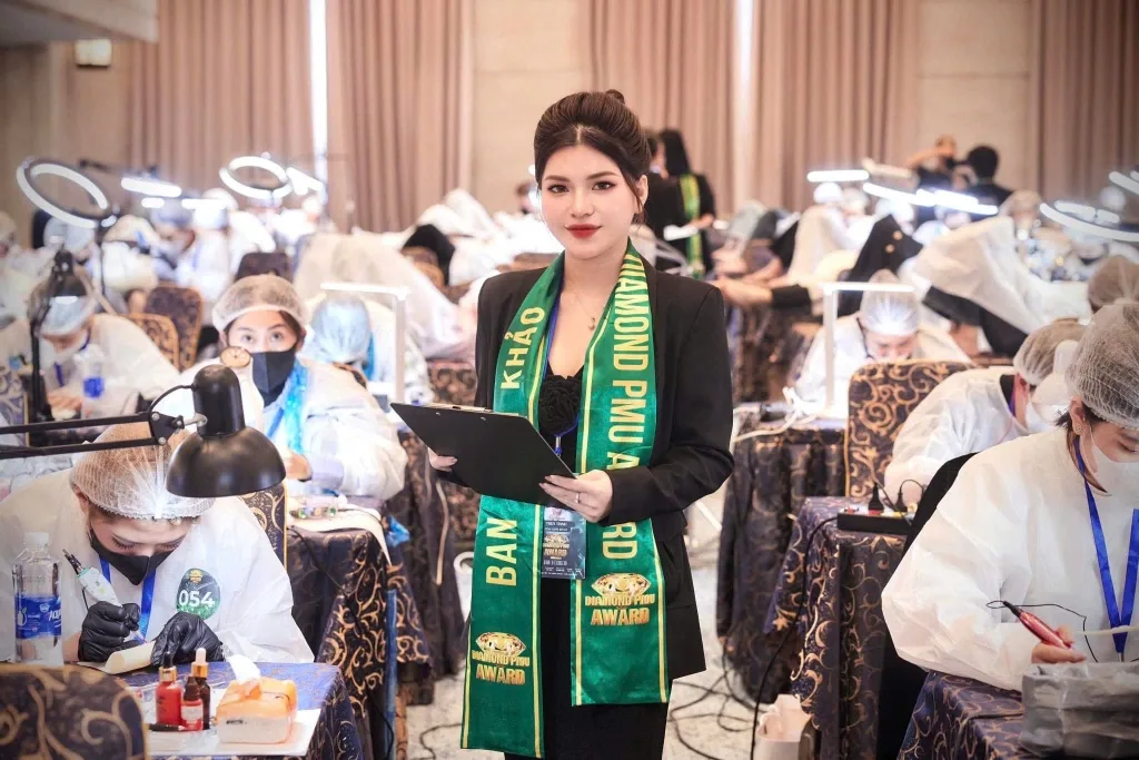 Master Thuỳ Trinh - Ban Giám Khảo Phun Xăm PMU Quốc Tế Chấm Thi Trên Người Thật