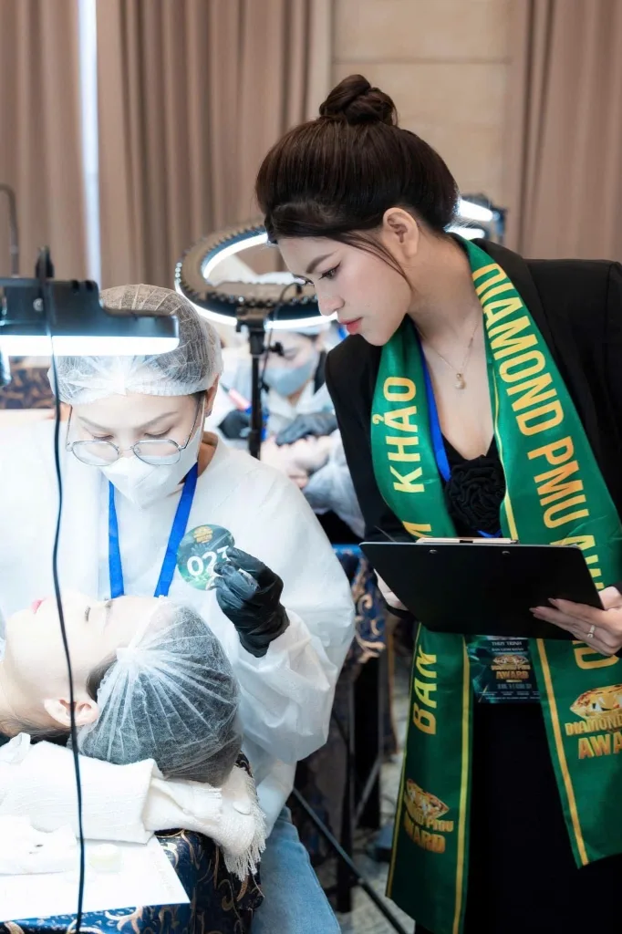 Ban Giám Khảo Master Thuỳ Trinh chấm thi trực tiếp trên người thật