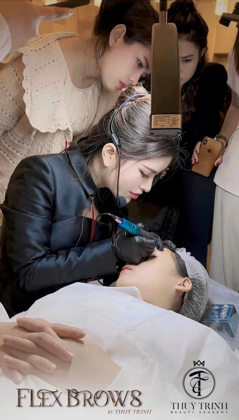 Master Thuỳ Trinh trực tiếp thực hiện dịch vụ VIP 1:1 cho khách hàng tại Đà Nẵng