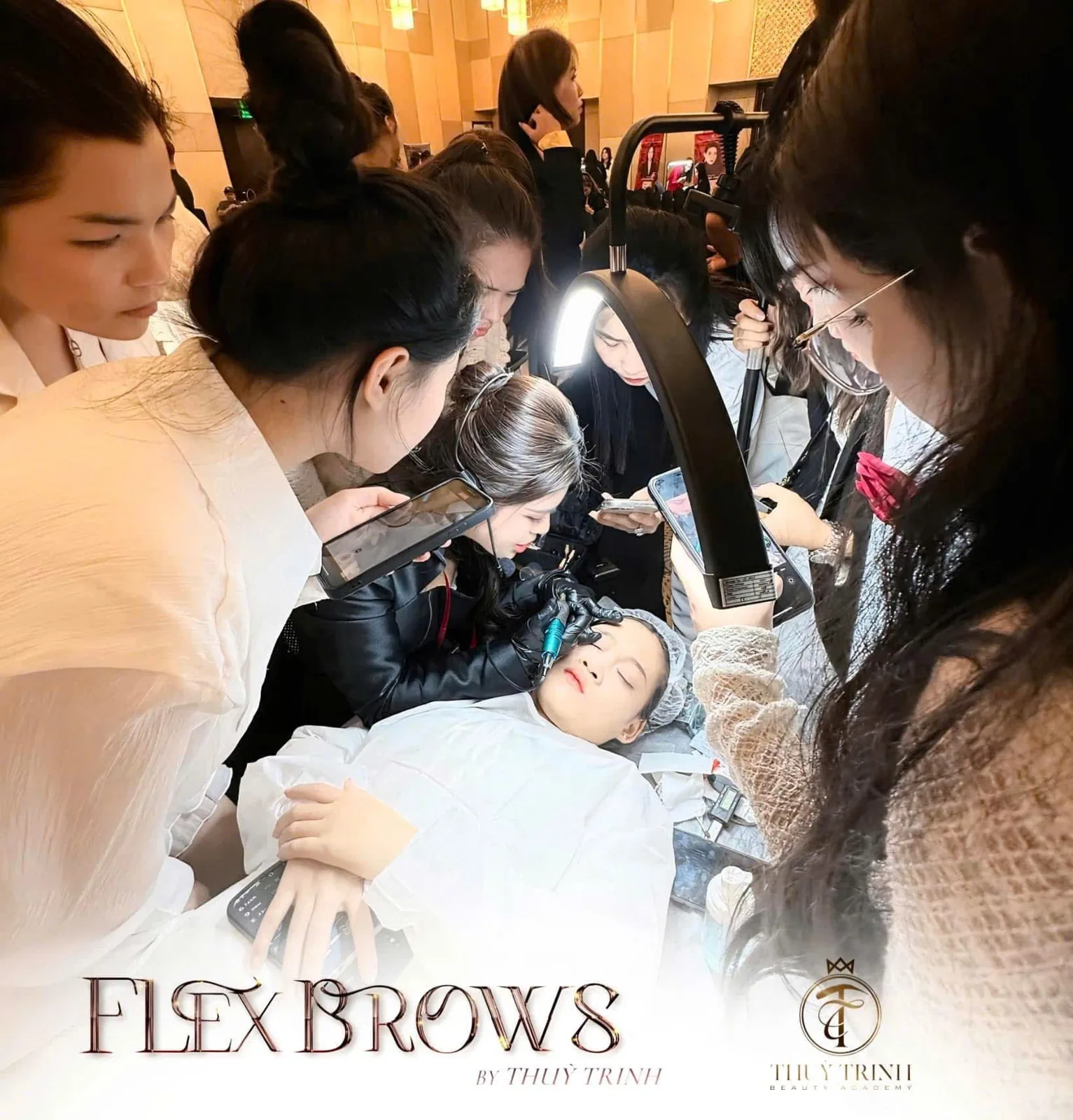 Master Thuỳ Trinh trình diễn kỹ thuật sợi Flexbrows tại sự kiện PMU Quốc tế