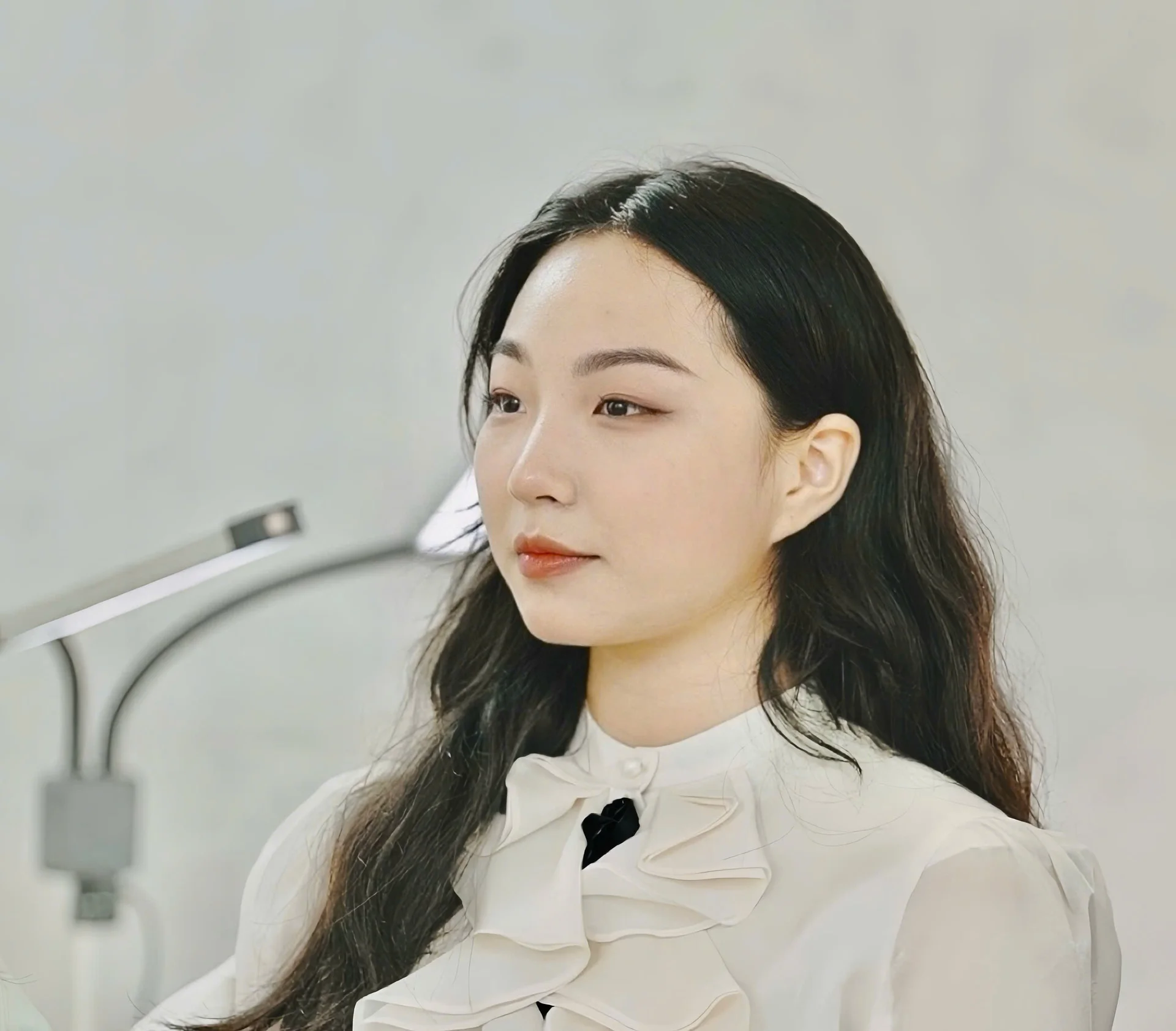 Cận cảnh góc nghiêng sợi mày Hairstroke mềm mại và bờ môi tươi tắn của khách hàng