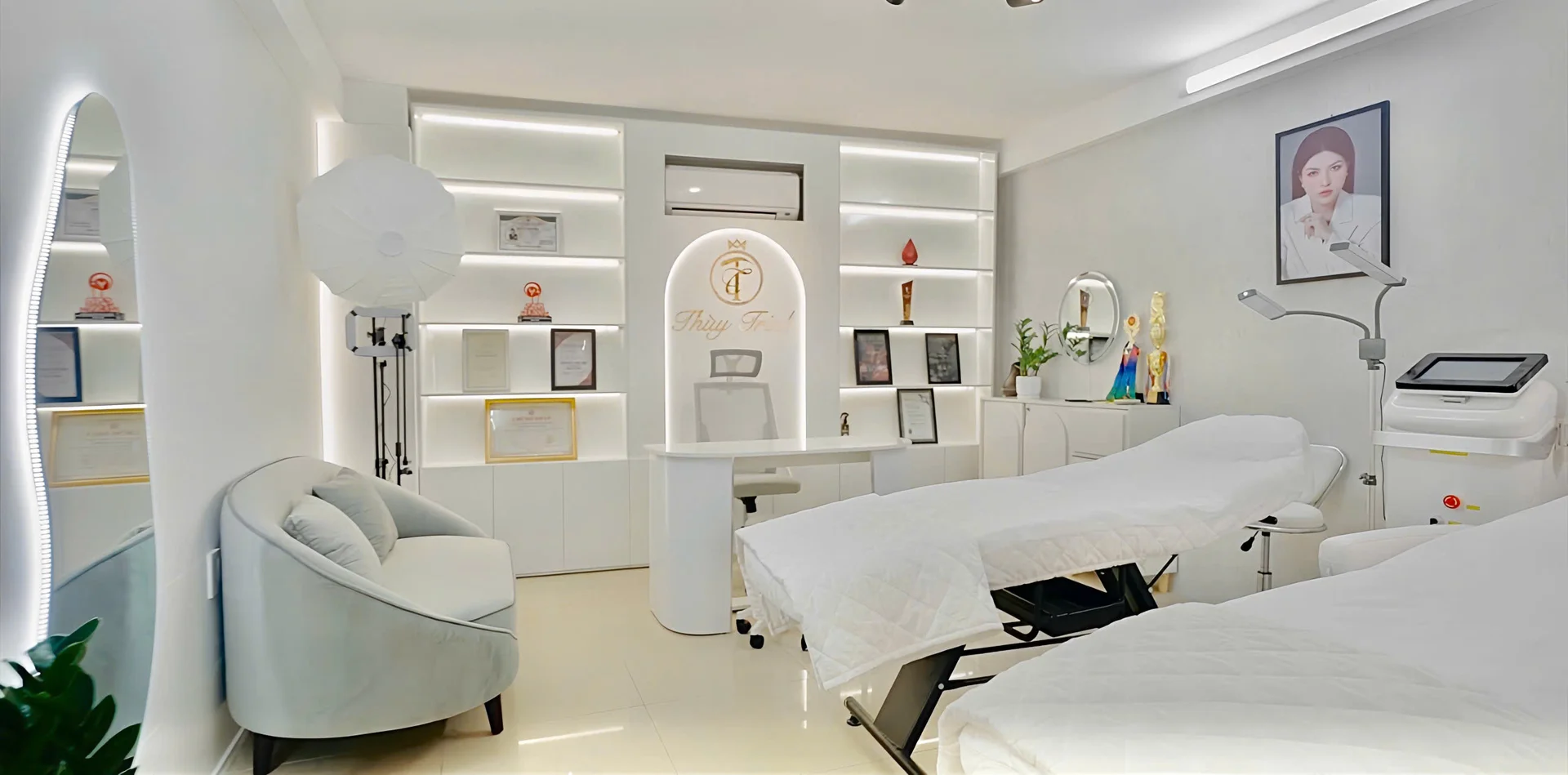 Phòng tư vấn 1 kèm 1 và tủ trưng bày cúp vô địch, chứng chỉ quốc tế của Master Thuỳ Trinh