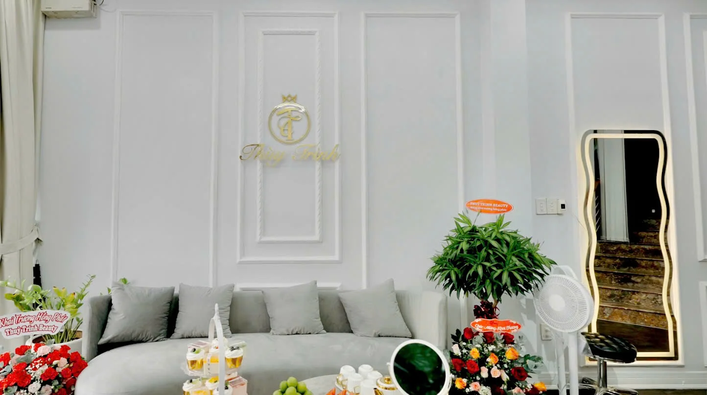 Sảnh chờ thư giãn và góc gương check-in nghệ thuật tại Viện Phun Xăm Thuỳ Trinh