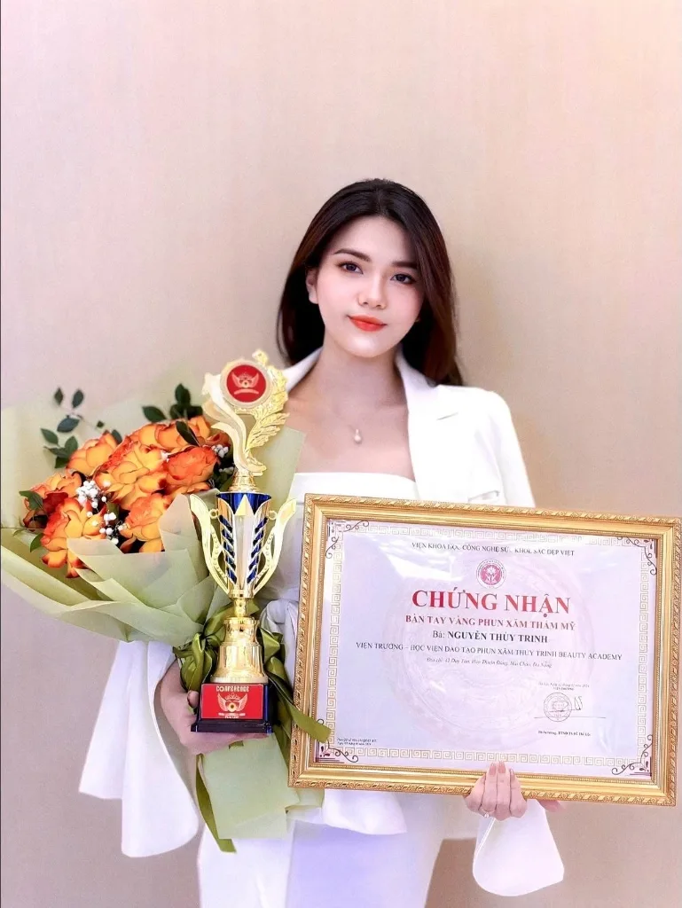 Chứng nhận Bàn Tay Vàng Phun Xăm Thẩm Mỹ Master Thuỳ Trinh