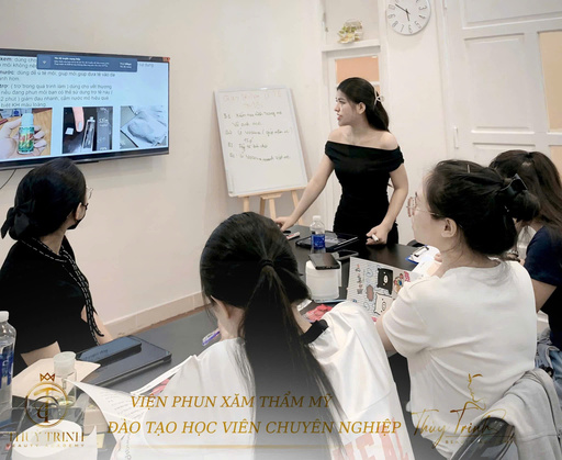 Không khí lớp học đào tạo phun xăm thực chiến tại Thuỳ Trinh Academy Đà Nẵng